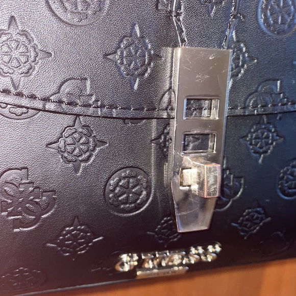 Guess purse - Picture 2 of 7
